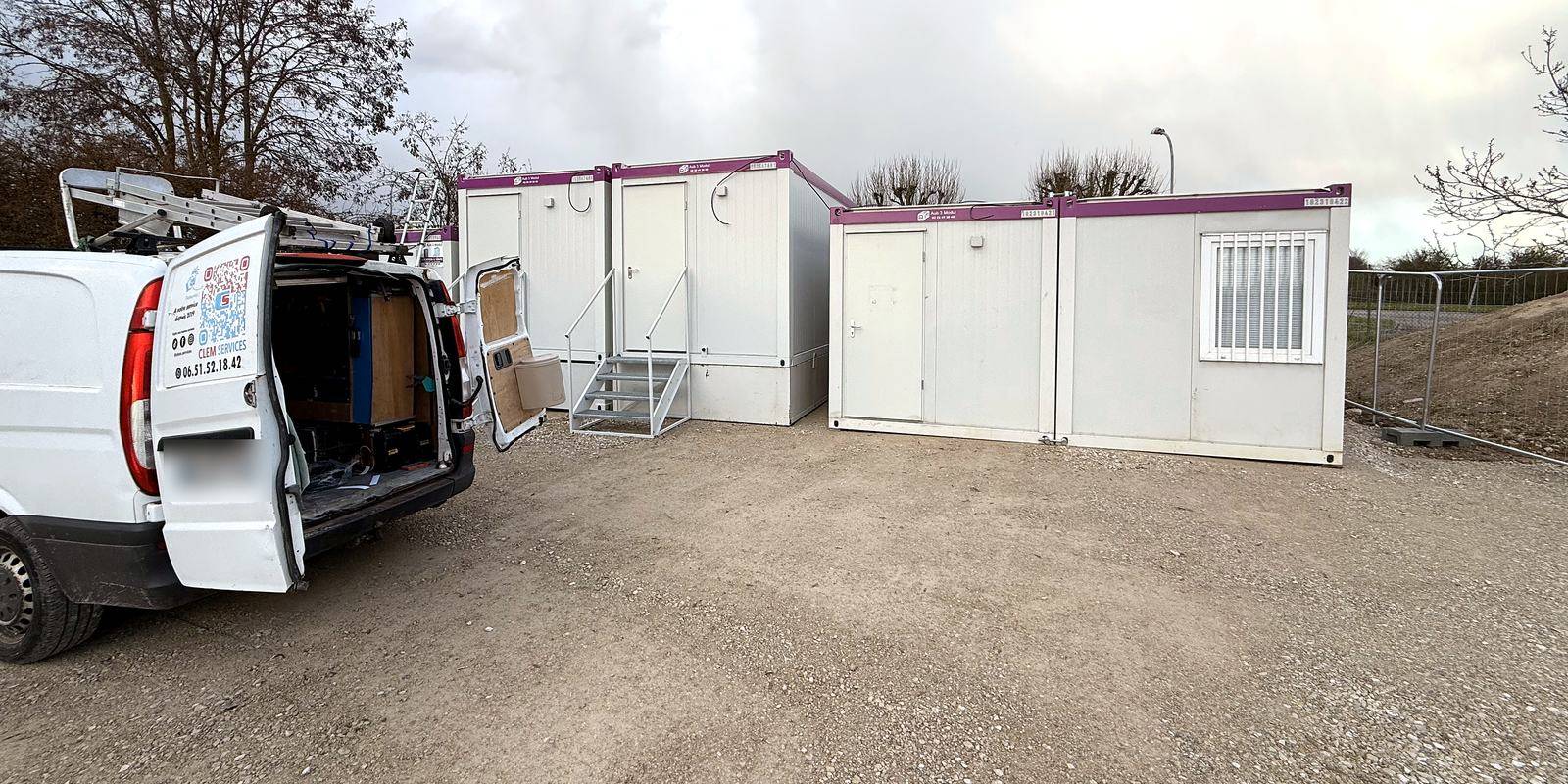 Bungalows de chantier raccordés, camion CLEM SERVICES au premier plan