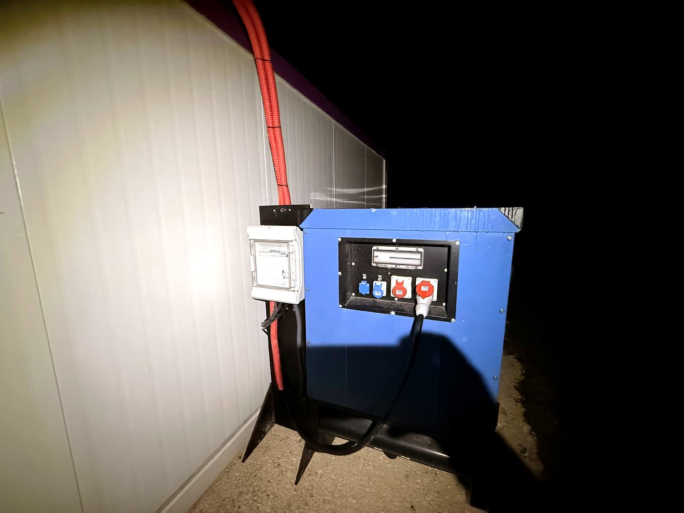 Coffret électrique de chantier bleu raccordé de nuit