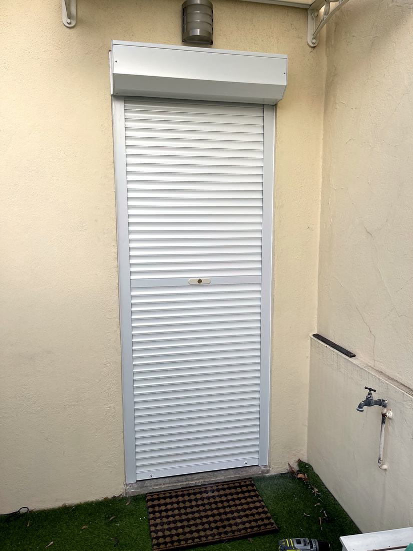 Volet roulant blanc sur porte-fenêtre